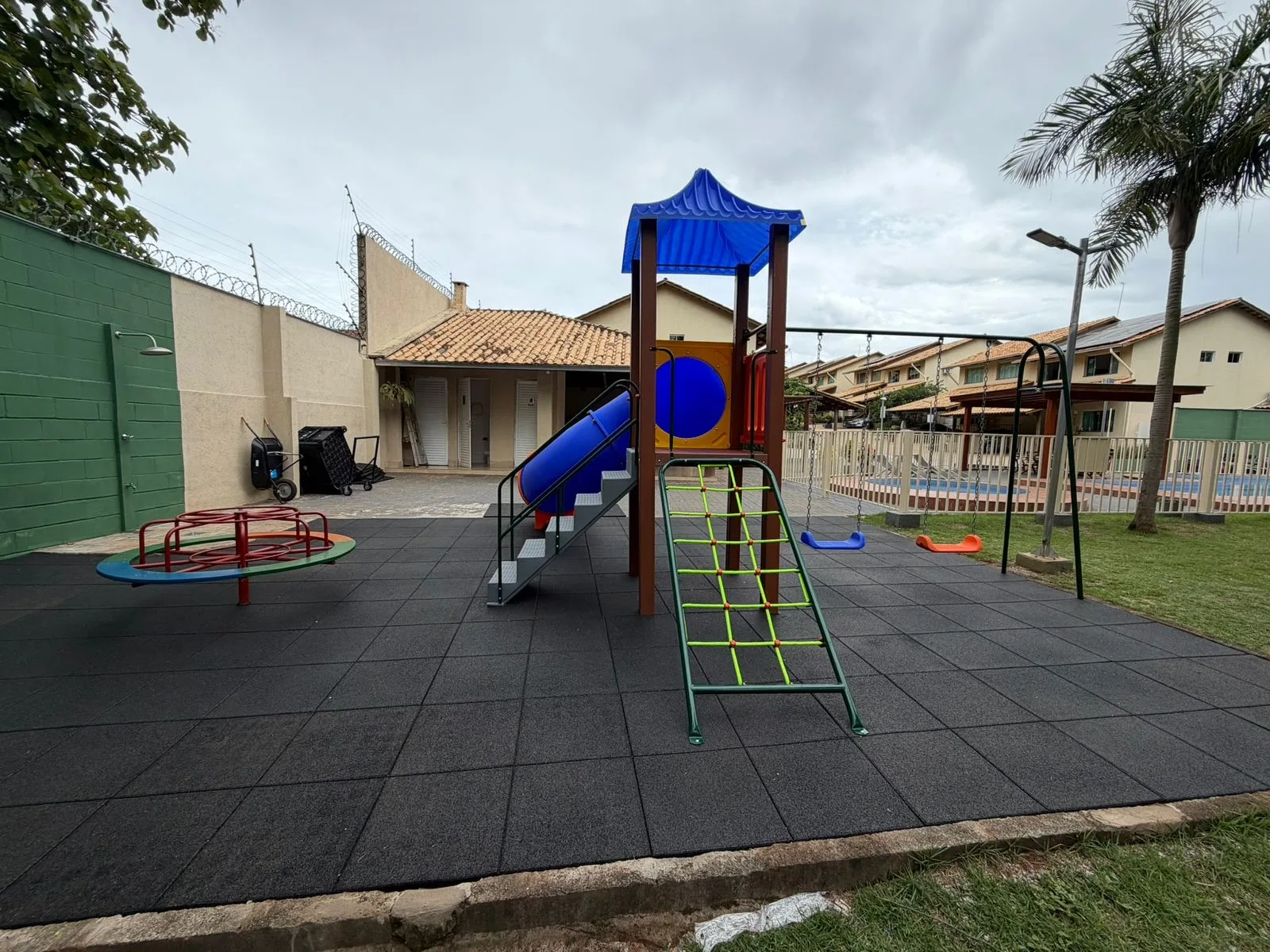 Playground sobre piso emborrachado